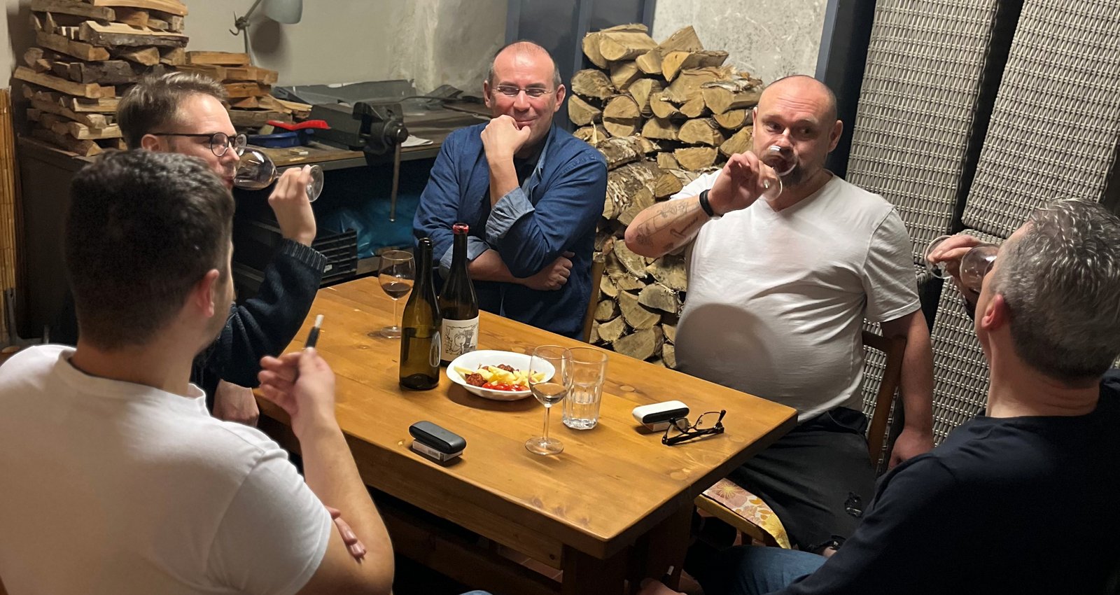 У підвалі є приміщення з місцями для сидіння та виходом до критої перголи з газовим та класичним грилем і лавкою-гойдалкою.